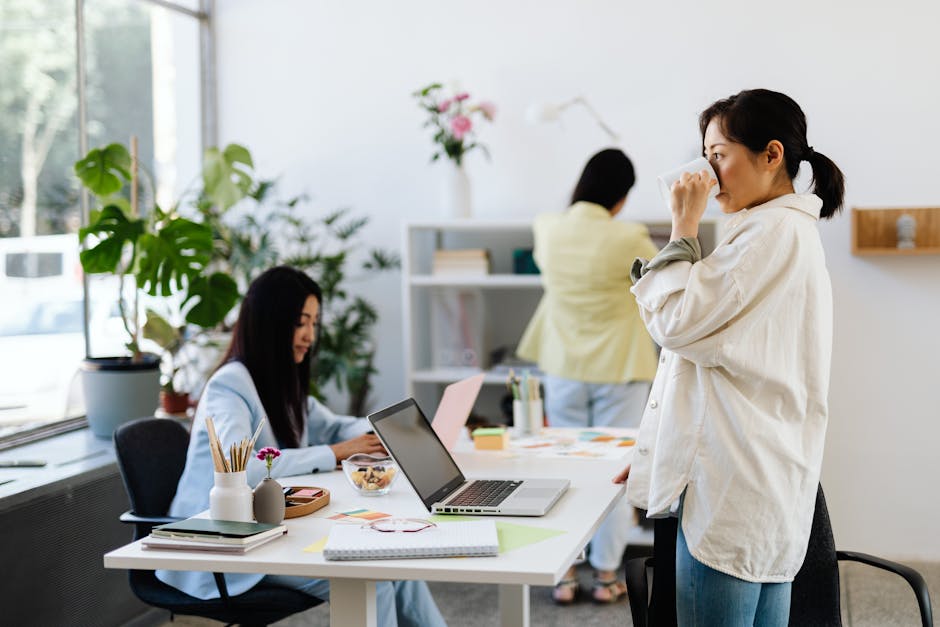 Donne che collaborano in un ambiente creativo
