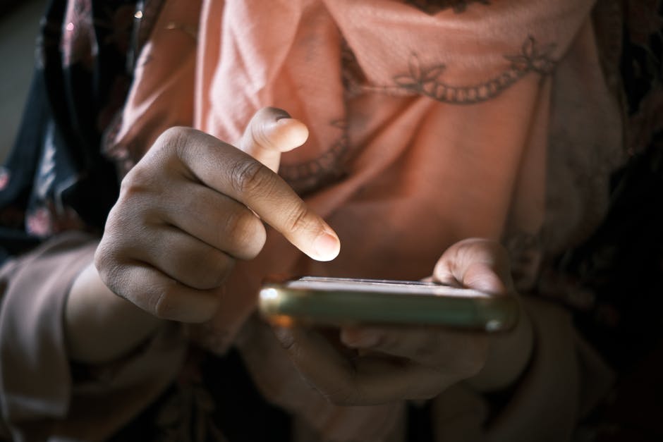 Donna che legge articoli sul suo smartphone, stile di vita